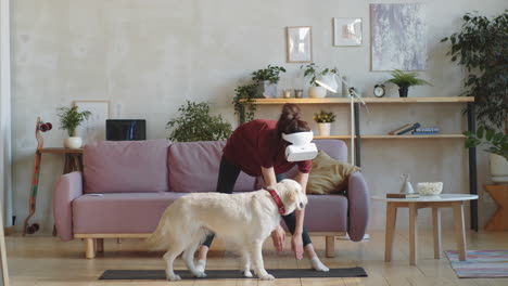 Frau-Mit-VR-Headset-Trainiert-Im-Wohnzimmer